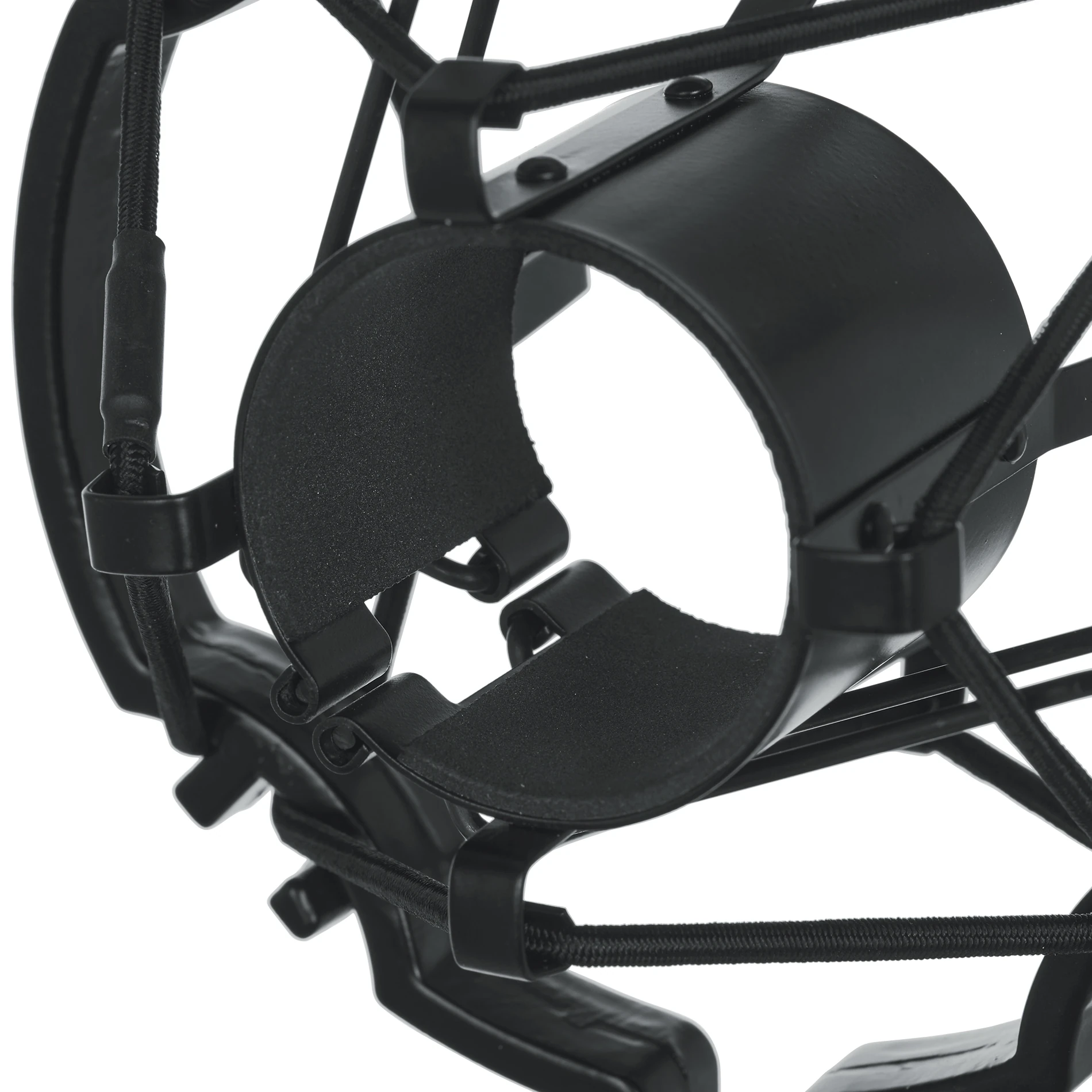 Shock mount'un köpük kaplı iç halkasının yakın görünümü