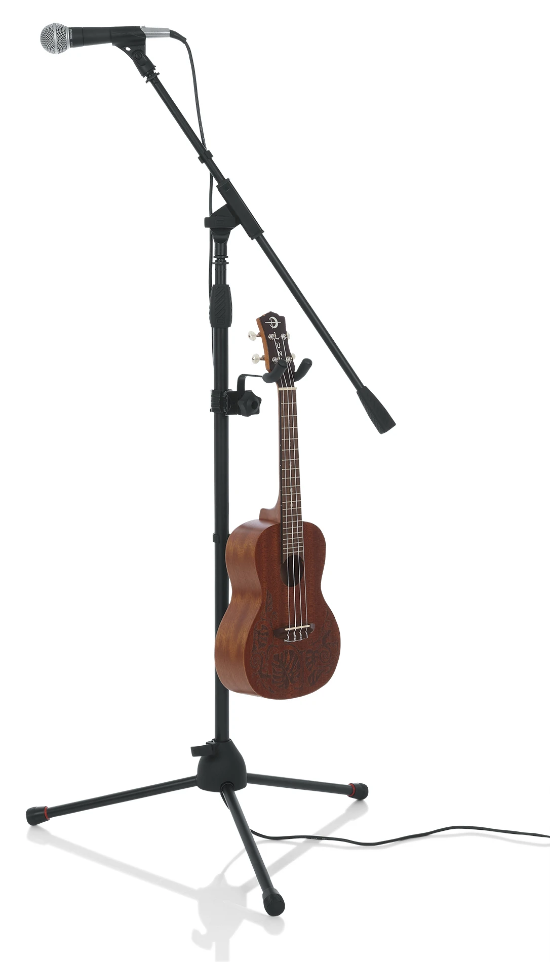 Mikrofon standına takılı askıda ukulele, tripod mikrofon standı
