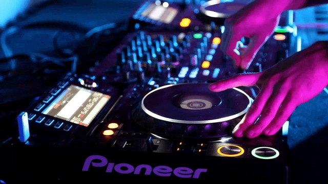 Yeni Başlayanlar İçin En İyi DJ Controller Ürünleri