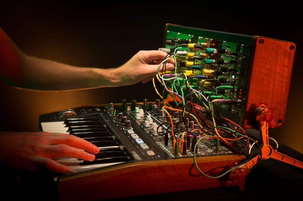 arturia-minibrute-2-analog-synthesizer-minibrute-2-analog-synthesizer-asimetrik-e-ticaret-gorsel3