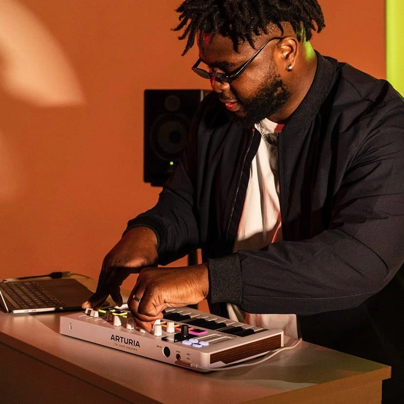 arturia-minilab-3-deep-black-25-tus-midi-klavye-asimetrik-e-ticaret-gorsel1