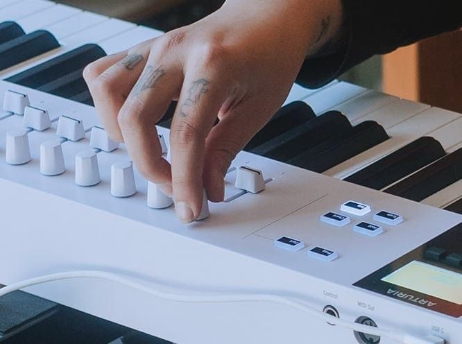 arturia-keylab-essential-88-mk3-midi-klavye-black-asimetrik-e-ticaret-gorsel3