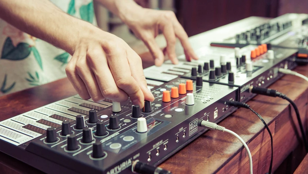 arturia-microfreak-25-tus-hybrid-synthesizer-asimetrik-e-ticaret-gorsel1