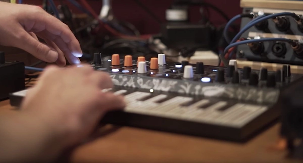 arturia-microfreak-25-tus-hybrid-synthesizer-asimetrik-e-ticaret-gorsel2