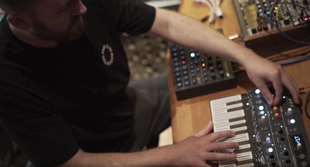 arturia-microfreak-25-tus-hybrid-synthesizer-asimetrik-e-ticaret-gorsel3