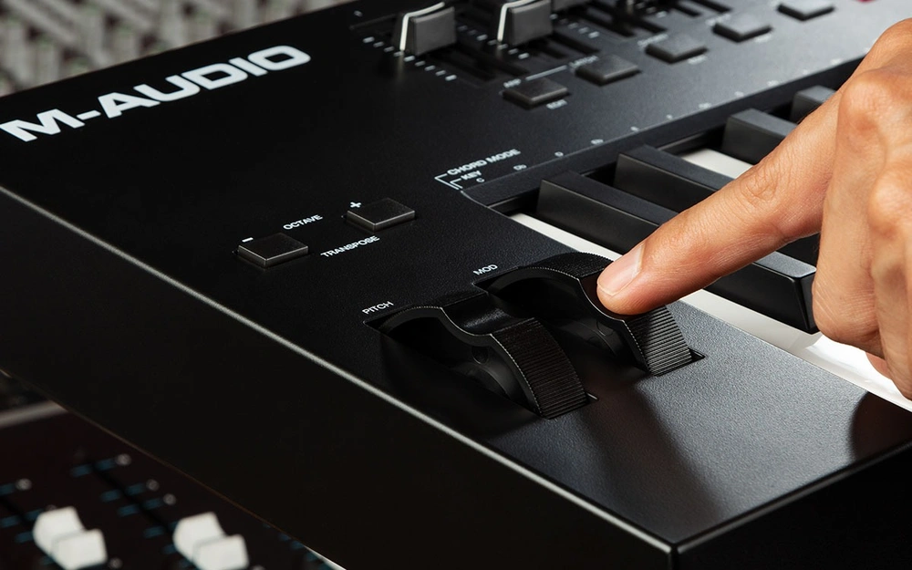 m-audio-oxygen-pro-61-yari-tuse-midi-controller-asimetrik-e-ticaret-gorsel1