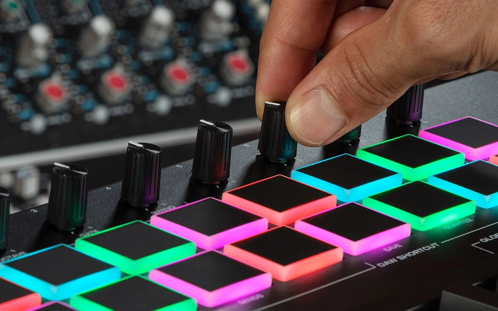 m-audio-oxygen-pro-61-yari-tuse-midi-controller-asimetrik-e-ticaret-gorsel4