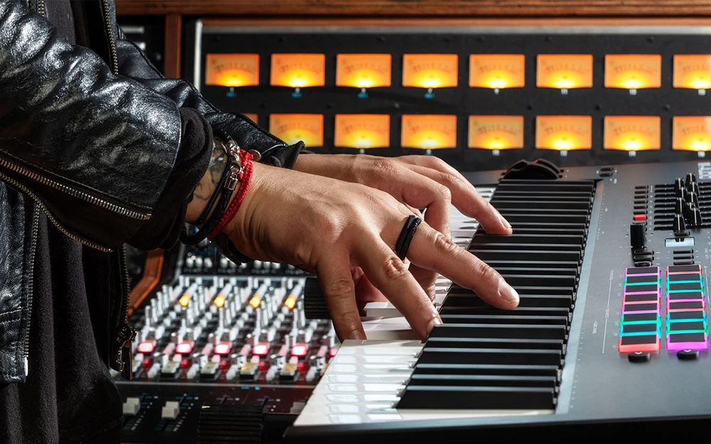 m-audio-oxygen-pro-61-yari-tuse-midi-controller-asimetrik-e-ticaret-gorsel2