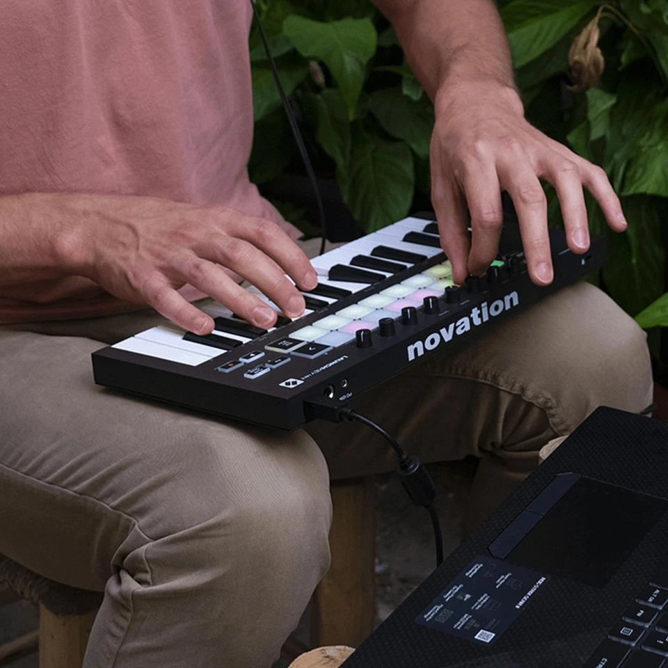 novation-launchkey-mini-mk3-midi-klavye-asimetrik-e-ticaret-gorsel4