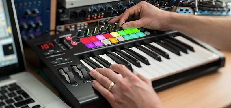 novation-launchkey-25-mk2-midi-klavye-asimetrik-e-ticaret-gorsel1