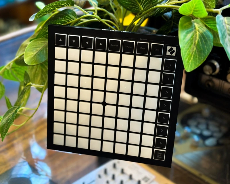 novation-launchpad-mini-mk3-usb-daw-kontrolcusu-asimetrik-e-ticaret-gorsel1