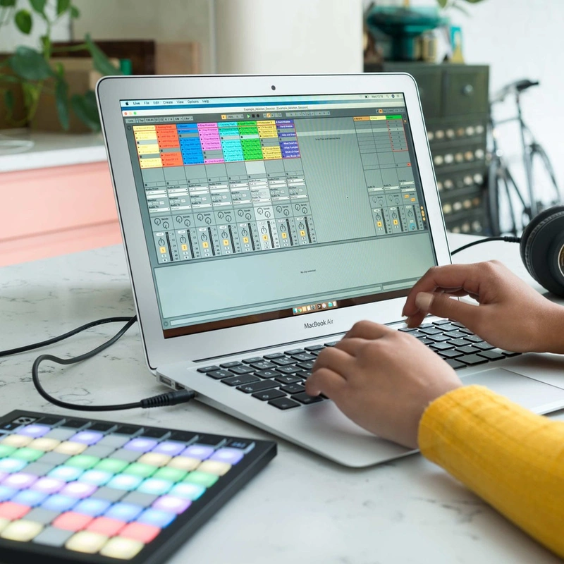 novation-launchpad-mini-mk3-usb-daw-kontrolcusu-asimetrik-e-ticaret-gorsel2