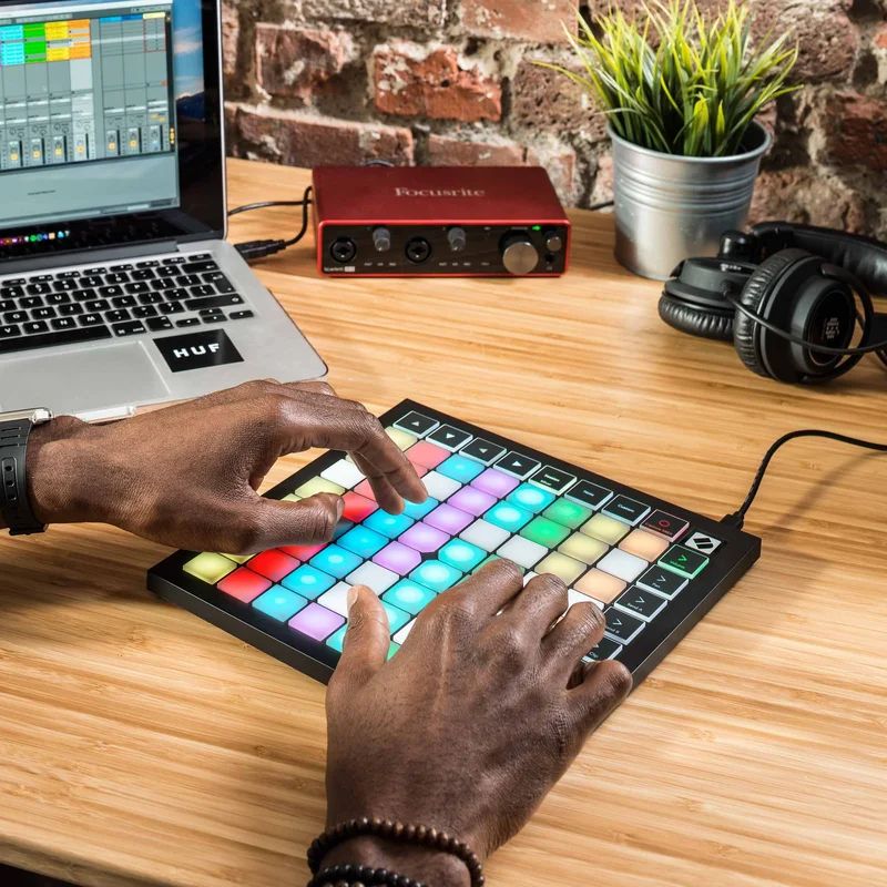novation-launchpad-x-grid-controller-asimetrik-e-ticaret-gorsel1