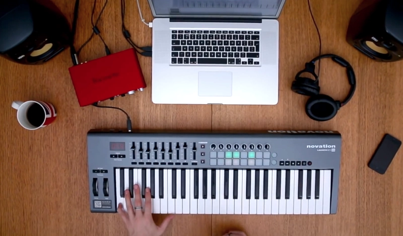 novation-launchkey-61-mk2-midi-klavye-asimetrik-e-ticaret-gorsel2