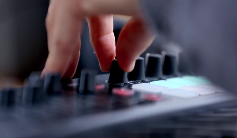 novation-launchkey-61-mk2-midi-klavye-asimetrik-e-ticaret-gorsel4