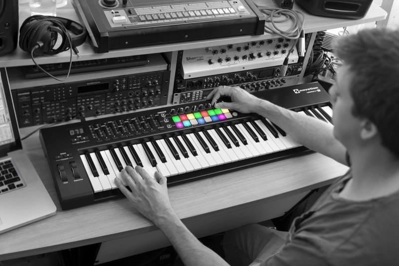 novation-launchkey-61-mk2-midi-klavye-asimetrik-e-ticaret-gorsel3