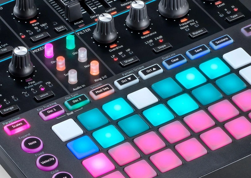 novation-circuit-mono-station-launchpad-asimetrik-e-ticaret-gorsel2