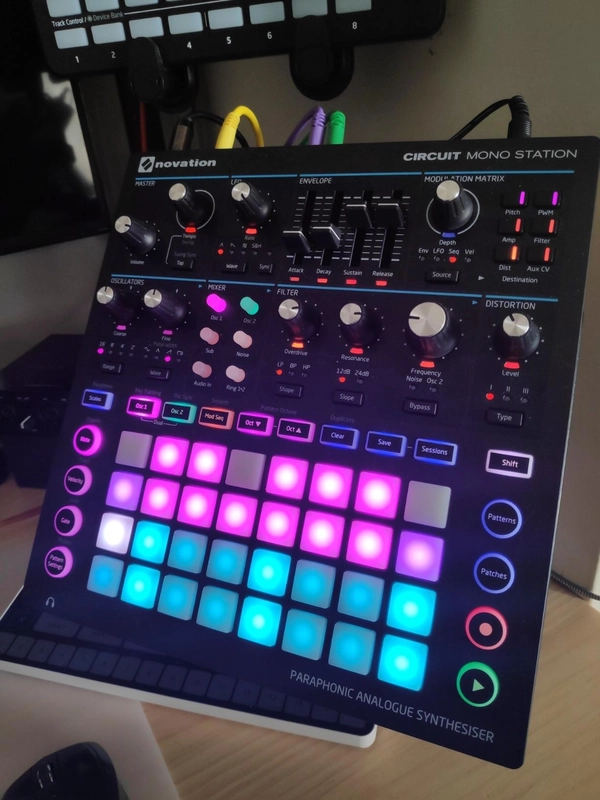 novation-circuit-mono-station-launchpad-asimetrik-e-ticaret-gorsel4