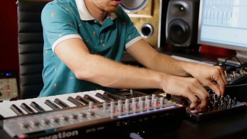 novation-launch-control-xl-mkii-midi-kontrol-unitesi-asimetrik-e-ticaret-gorsel3
