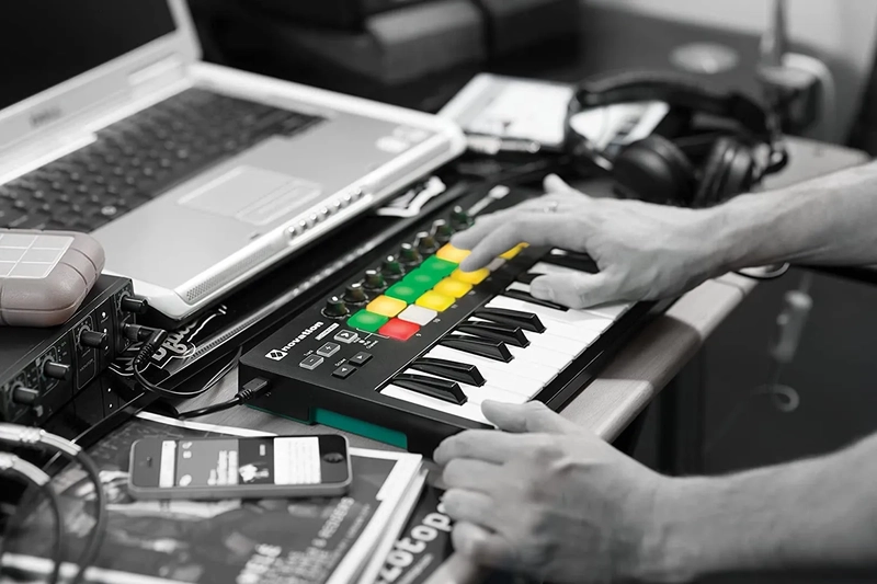 novation-launchkey-mini-mk2-midi-klavye-asimetrik-e-ticaret-gorsel1