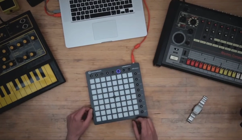 novation-launchpad-mk2-midi-kontrol-unitesi-asimetrik-e-ticaret-gorsel1