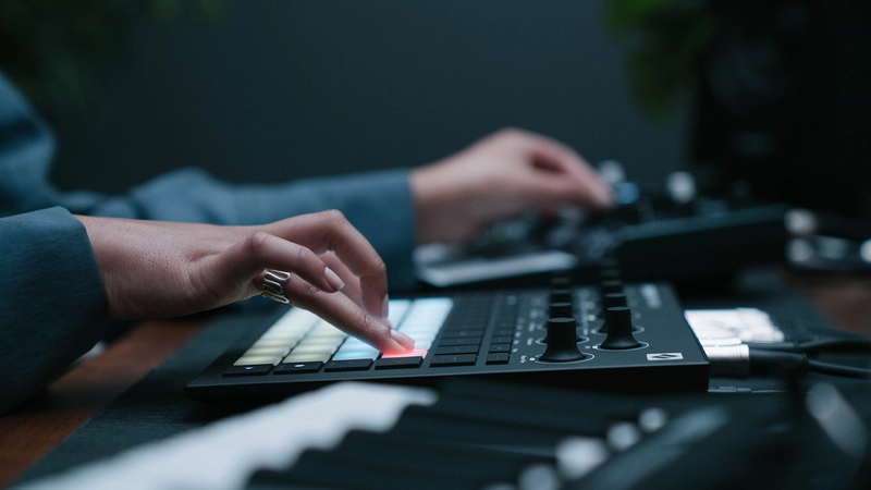 novation-circuit-tracks-groovebox-asimetrik-e-ticaret-gorsel2