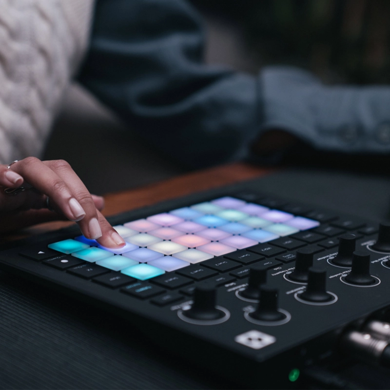 novation-circuit-tracks-groovebox-asimetrik-e-ticaret-gorsel1