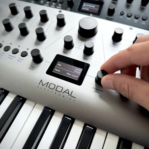 modal-electronics-carbon8-37-tus-8-voice-experimental-synthesizer-asimetrik-e-ticaret-gorsel2