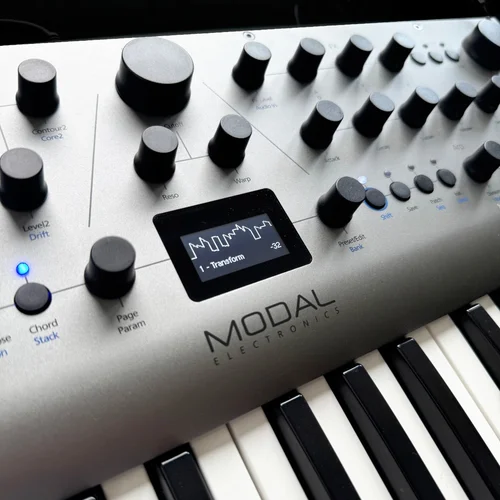 modal-electronics-carbon8-37-tus-8-voice-experimental-synthesizer-asimetrik-e-ticaret-gorsel3
