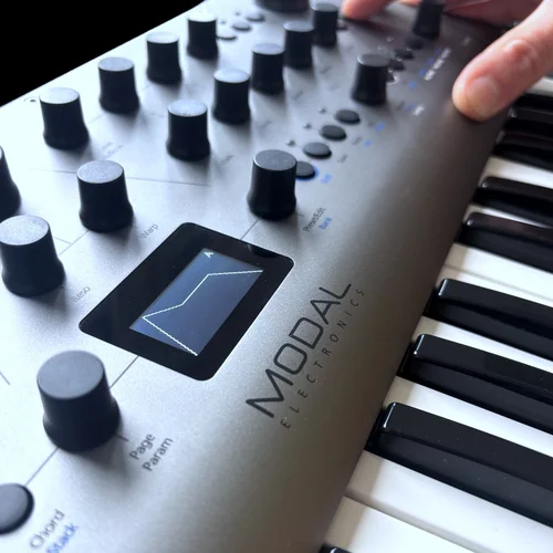 modal-electronics-carbon8-37-tus-8-voice-experimental-synthesizer-asimetrik-e-ticaret-gorsel4