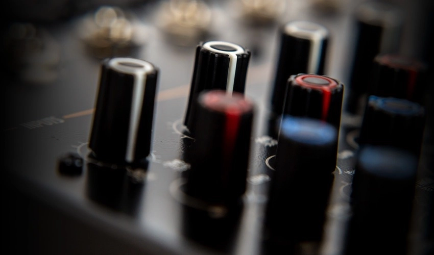 rcf-f-16xr-f-16-kanalli-efektli-mikser-asimetrik-e-ticaret-gorsel1