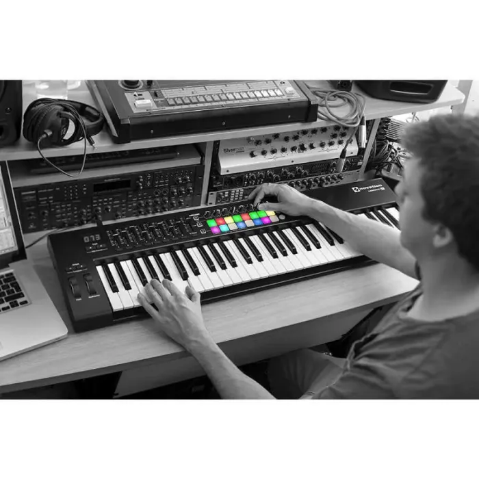 Launchkey 61 MK2 Midi Klavye - 4